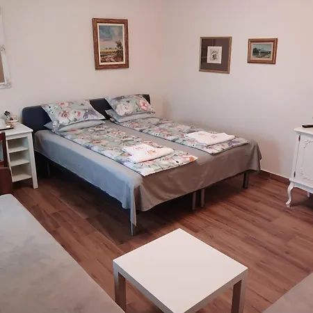 Roomsapartments Popcourt Tenis Centar *